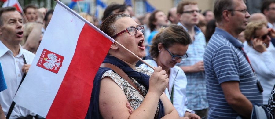 Demonstracja, które w piątek do późnych godzin nocnych odbywały się przed budynkami Sądu Najwyższego i Senatu przebiegły bardzo spokojnie. Nie doszło do żadnych poważnych incydentów - poinformował Mariusz Mrozek z biura prasowego KSP. W piątek wieczorem przed Sądem Najwyższym i Senatem protestowano przeciw zmianom w sądownictwie i uchwalonej przez Sejm ustawie o SN.