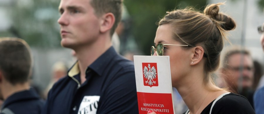 "Prezydent jako prawnik zauważył i stwierdził to jasno, że podczas prac nad ustawą w Sejmie, w jakiś sposób trochę z winy posłów nie dochowano pewnej prawidłowości legislacyjnej"- powiedział rzecznik prezydenta Krzysztof Łapiński. "Tyle i aż tyle" - dodał. Senat przyjął bez poprawek ustawę o Sądzie Najwyższym. Teraz ustawa trafi do prezydenta Andrzeja Dudy. Na jego decyzję czekają już dwie inne ustawy dotyczące sądownictwa: nowela ustawy o KRS oraz nowela Prawa o ustroju sądów powszechnych.