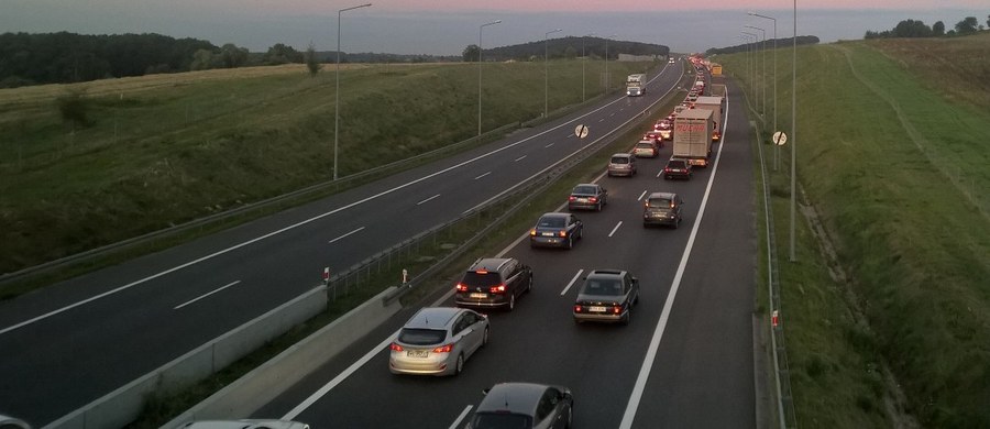 Mandatami po 60 euro ukaranych zostało 20 gapiów, którzy filmowali ze swoich samochodów telefonami komórkowymi wypadek na autostradzie w Bawarii. Tym samym utrudnili ratownikom dotarcie na miejsce zdarzenia - podała agencja dpa. Od maja takie zachowanie podlega w Niemczech karze.