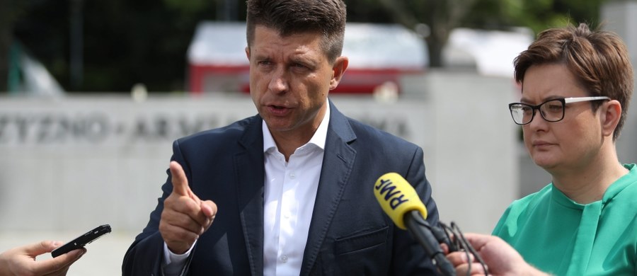 Kolejny raz 22 lipca komunizm wkrada się do naszych domów - podsumowuje uchwalenie ustawy o Sądzie Najwyższym lider Nowoczesnej. Ryszard Petru przedstawiając na konferencji przed Sejmem plany na najbliższe dni zapowiedział udział w protestach w kraju i monitorowanie rozwoju sytuacji w sądach. 