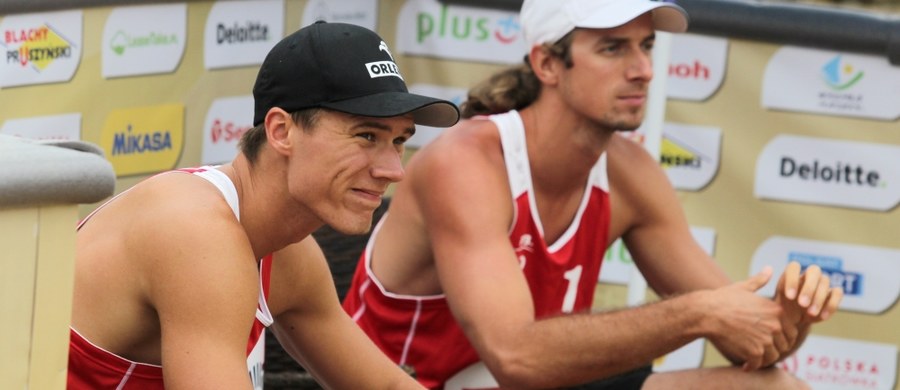 ​Siatkarze plażowi Mariusz Prudel i Kacper Kujawiak na ćwierćfinale zakończyli udział w turnieju World Tour w Olsztynie. Ostatnia z polskich par przegrała z Łotyszami Haraldsem Regzą i Martinsem Plavinsem 0:2 (17:21, 19:21).