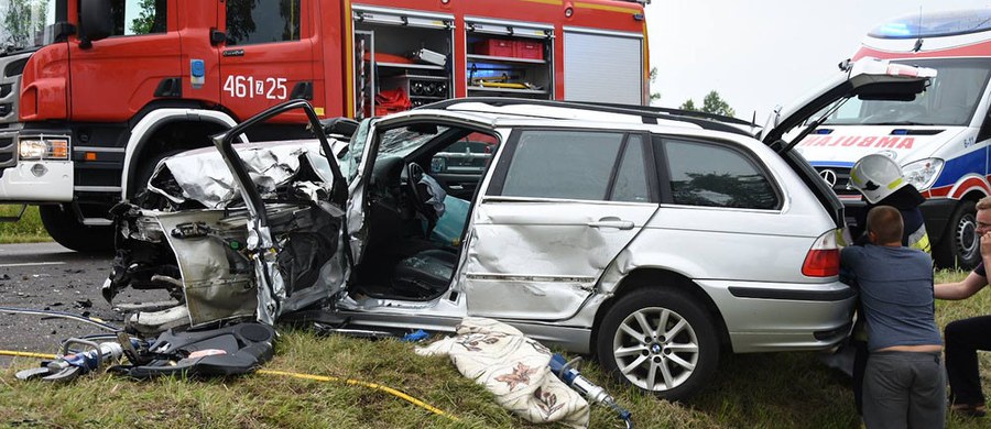 Poważny wypadek na trasie wojewódzkiej numer 107 w okolicach Kamienia Pomorskiego na Pomorzu Zachodnim. W czołowym zderzeniu bmw i audi ranne zostały cztery osoby, w tym dziecko.