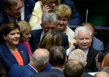 Najnowszy sondaż: PiS traci poparcie, ale wciąż pewnie na czele