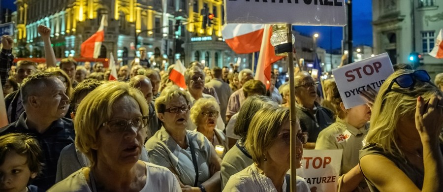 "Nie chcemy sądownictwa według Prawa i Sprawiedliwości" - mówią uczestnicy demonstracji, zorganizowanych ponownie w wielu miastach kraju, m.in. w Warszawie, Wrocławiu, Poznaniu, Lublinie, czy też w Juracie, gdzie na urlopie przebywa prezydent Andrzej Duda. Protestujący przeciwko wprowadzanym zmianom w sądownictwie apelują do prezydenta Andrzeja Dudy, by zawetował trzy ustawy: o Krajowej Radzie Sądownictwa, ustroju sądów powszechnych i uchwaloną w czwartek przez Sejm ustawę o Sądzie Najwyższym, która przewiduje m.in. zmiany w trybie powoływania sędziów SN i umożliwienie przeniesienia obecnych sędziów SN w stan spoczynku.