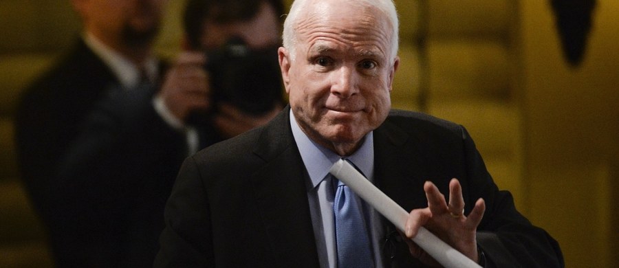 ​Kolejny krytyczny głos zza Oceanu w sprawie zmian w polskich sądach. Republikański senator John McCain udostępnił na Twitterze artykuł stacji telewizyjnej NBC News: "Polski Senat przyjął prawo dające politykom wpływ na sądownictwo", po czym skomentował: "To krok wstecz dla demokracji".