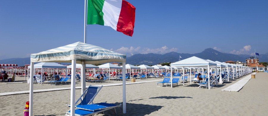 Najdroższa nadmorska plaża we Włoszech znajduje się w Pietrasanta w Toskanii. Za luksusowe warunki wypoczynku w tzw. prezydenckiej altanie trzeba zapłacić w szczycie sezonu w sierpniu do 1000 euro dziennie, czyli tyle, ile miesięcznie zarabia wielu Włochów.