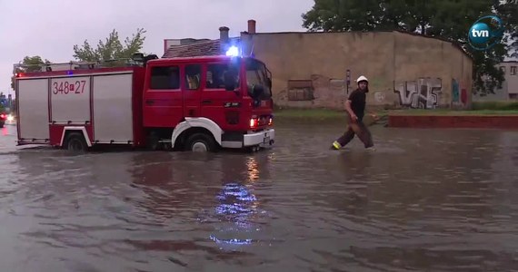 W Zielonej Górze po ulewie pod wodą znalazło się przejście podziemne na dworcu kolejowym. Woda sięgała aż do sufitu. W wielu miejscach doszło do podtopień ulic, a niektóre z nich były całkiem nieprzejezdne. W samej Zielonej Górze straż pożarna interweniowała ponad 100 razy. W całym kraju strażacy interweniowali ponad 300 razy. To jednak dopiero wstęp, bo dziś gwałtownych burz będzie dużo więcej.