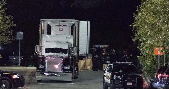 ​Zwłoki ośmiu osób znaleziono w naczepie zaparkowanej przed hipermarketem ciężarówki w mieście San Antonio w Teksasie. W środku znajdowało się łącznie 38 osób - w tym dwójka dzieci - z których 20 trafiło do szpitala w stanie krytycznym.