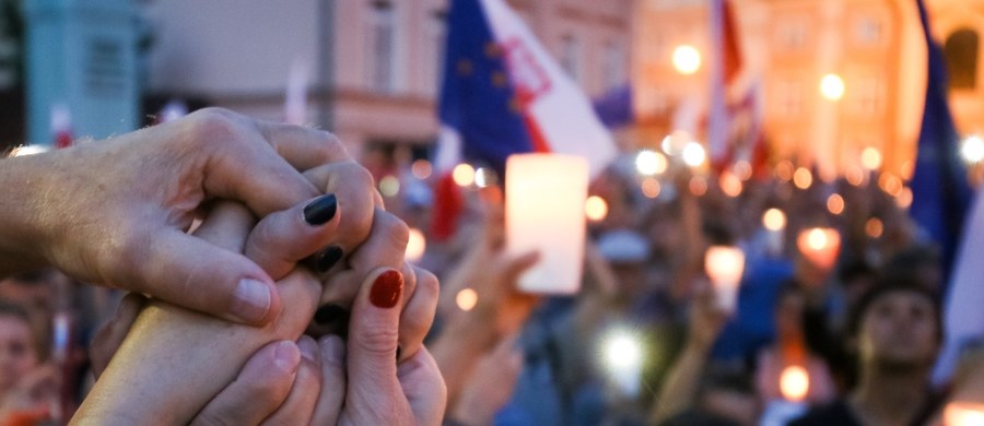 ​Wieczorem w wielu polskich miastach odbędą się kolejne protesty przeciwko reformie sądownictwa autorstwa Prawa i Sprawiedliwości. Demonstrujący apelują do prezydenta, by zawetował 3 ustawy: o Sądzie Najwyższym, o Krajowej Radzie Sądownictwa, a także o ustroju sądów powszechnych. W sondzie pytamy was, czy manifestacje wpłyną na ostateczną decyzję Andrzeja Dudy.