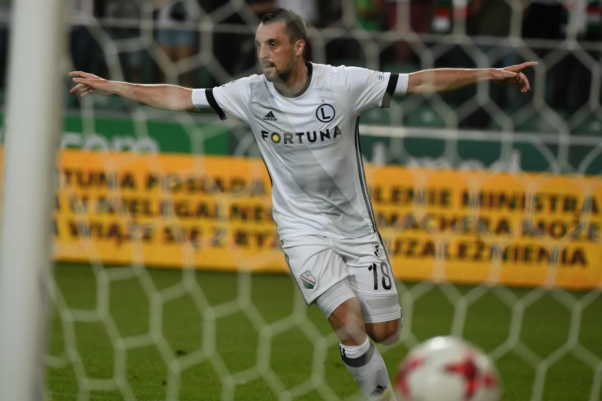 W przyszłym tygodniu będziemy trzymać kciuki za Legię Warszawa, Lecha Poznań i Arkę Gdynia - nasze kluby będą rywalizować o kolejne rundy kwalifikacyjne w europejskich pucharach. Jeśli ktoś jednak stęsknił się za wielkim futbolem, musi się zaopatrzyć w dzbanek gorącej kawy, bo w środku nocy swoje mecze będą rozgrywać między innymi Bayern Monachium, Chelsea, Manchester United, FC Barcelona i Real Madryt. Te ostatnie kluby zmierzą się ze sobą w niedzielę.