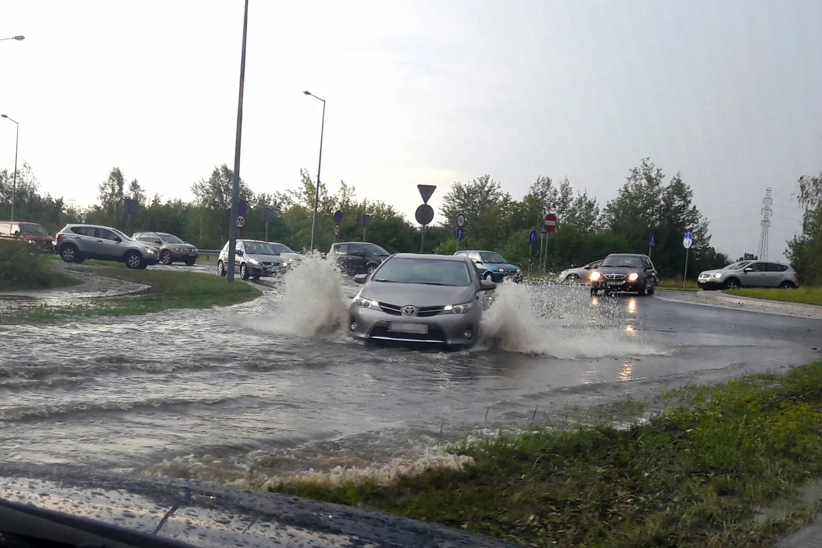 Ponad 620 interwencji strażaków po nawałnicach przechodzących nad Polską. Burze, silny wiatr i intensywne deszcze najbardziej dały się we znaki w województwach lubuskim, wielkopolskim, a także kujawsko-pomorskim. W tych regionach - jak przyznaje rzecznik Komendanta Głównego Państwowej Straży Pożarnej - strażacy najczęściej wypompowywali wodę z zalanych budynków i ulic.