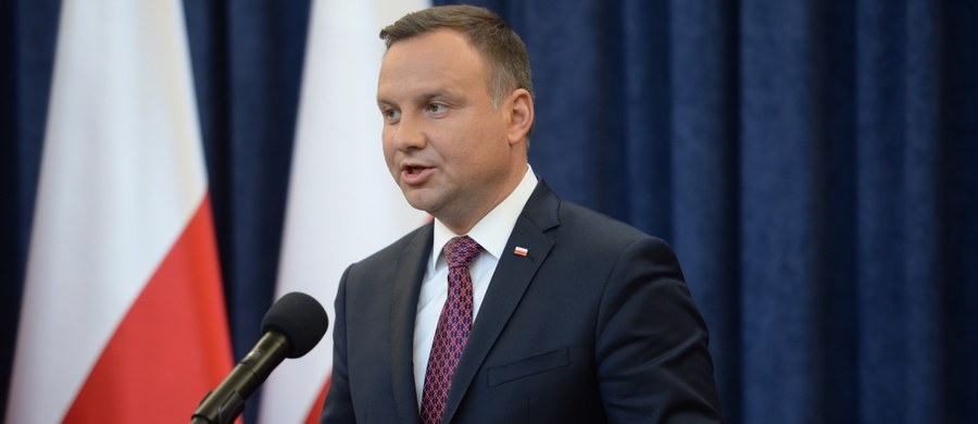 O godz. 10 prezydent Andrzej Duda wygłosi oświadczenie w sprawie ustaw reformujących sądownictwo, w tym ustawy o Sądzie Najwyższym - poinformował jego rzecznik Krzysztof Łapiński. Także dzisiaj prezydent spotka się z I prezes Sądu Najwyższego Małgorzatą Gersdorf, a następnie z przewodniczącym Krajowej Rady Sądownictwa Dariuszem Zawistowskim. Celem spotkań - jak informuje prezydencki minister Krzysztof Szczerski - jest umożliwienie wszystkim stronom przedstawienia swoich argumentów w sprawie zmian w sądownictwie.