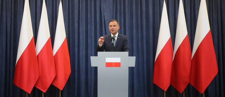 Zdecydowałem o tym, że zawetuję ustawę o Sądzie Najwyższym i KRS-ie - oświadczył prezydent Andrzej Duda odnosząc się do ustaw reformujących sądownictwo, w tym ustawy o Sądzie Najwyższym. Politycy i internauci już zareagowali na Twitterze. „To dowód uznania dla masowych protestów” – piszą.