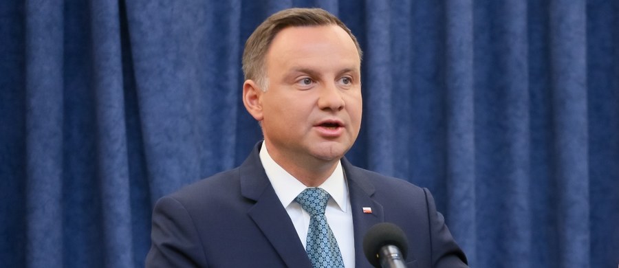 ​Prezydent Andrzej Duda poinformował, że zdecydował o zawetowaniu ustawy o Sądzie Najwyższym i KRS. Jak argumentował, nie ma tradycji, by Prokurator Generalny mógł w jakikolwiek sposób ingerować w pracę SN. Podejmuję tę decyzję z wielkim poczuciem odpowiedzialności za polskie państwo - oświadczył. Prezydent zapowiedział też przygotowanie projektów ustaw o SN i KRS w ciągu dwóch miesięcy. "Te ustawy muszą zostać naprawione tak, by były do przyjęcia dla wszystkich" - mówił w poniedziałek.