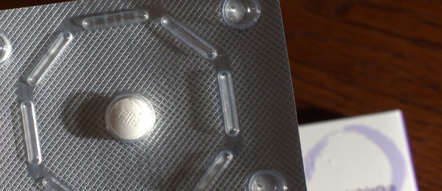 Od niedzieli wszystkie leki antykoncepcyjne w Polsce można kupić tylko na receptę. To efekt nowelizacji ustawy o świadczeniach opieki zdrowotnej, którą w czerwcu podpisał prezydent Andrzej Duda. Niektórzy alarmują, że pacjenci mogą mieć jeszcze gorszy dostęp do środków antykoncepcyjnych. Wszystko przez klauzulę sumienia. 