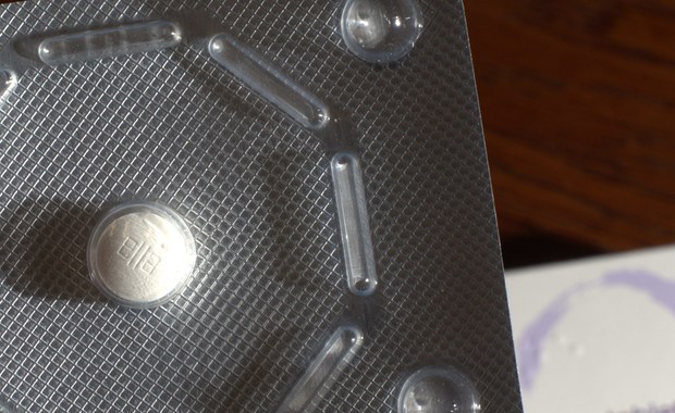 Od niedzieli wszystkie leki antykoncepcyjne w Polsce można kupić tylko na receptę. To efekt nowelizacji ustawy o świadczeniach opieki zdrowotnej, którą w czerwcu podpisał prezydent Andrzej Duda. Niektórzy alarmują, że pacjenci mogą mieć jeszcze gorszy dostęp do środków antykoncepcyjnych. Wszystko przez klauzulę sumienia. 