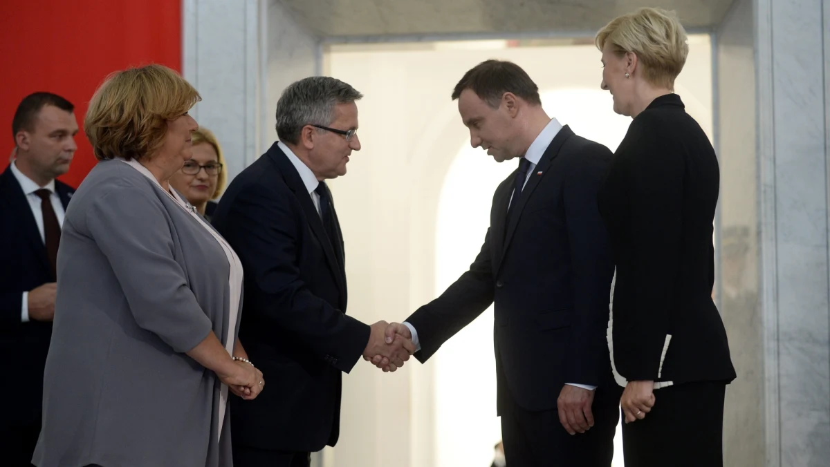 "Jestem wdzięczny Andrzejowi Dudzie za zapowiedź zawetowania ustaw o Sądzie Najwyższym i Krajowej Radzie Sądownictwa" - podkreśla w rozmowie z RMF FM były prezydent Bronisław Komorowski. "Wątpiłem w to, że odważy się na przeciwstawienie swojemu środowisku politycznemu" - przyznaje. Według Komorowskiego, w Andrzeju Dudzie zwyciężyła osobista ambicja pozytywnego zapisania się w historii.