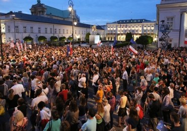 Dwa weta prezydenta, wielogodzinna narada władz PiS, dwa orędzia. Protesty nie ustają: Trzecie weto!