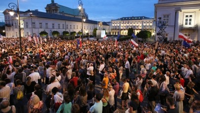 Dwa weta prezydenta, wielogodzinna narada władz PiS, dwa orędzia. Protesty nie ustają: Trzecie weto!