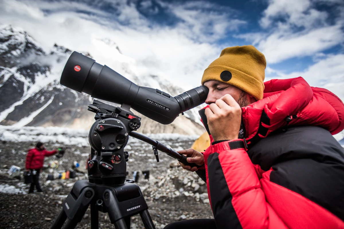 Andrzej Bargiel, nasz narciarz ekstremalny, który jako pierwszy chce zjechać z K2 na nartach, planuje stanąć na szczycie 27 lipca. Dziś wyrusza z bazy do obozu trzeciego, w którym spędzi noc i wyruszy do góry. Jak powiedział naszemu reporterowi Maciejowi Pałahickiemu, prognozy przewidują, że to będzie jedyny dzień z dobrą pogodą. Potem przewidywane są intensywne opady śniegu, które uniemożliwią jakąkolwiek działalność górską.