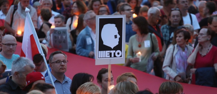 Prawie wszystkie media francuskie poinformowały o zawetowaniu przez prezydenta Andrzeja Dudę dwóch ustaw dot. wymiaru sprawiedliwości. Weta zaskoczyły wszystkie strony sceny politycznej - oceniono. Wcześniej francuskie media niezbyt interesowały się tą sprawą. 