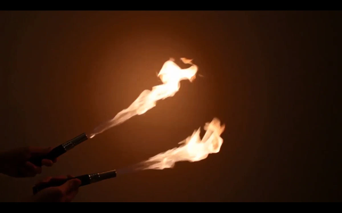 Jego cena, zależnie od modelu, waha się od 48 do ok. 146 złotych. Mieści się w torebce, rozmiarem przypominając małą latarkę i ma uchronić kobiety przed gwałtem. Nie może zabić, ale zostawia blizny. Mowa o podręcznym miotaczu ognia, który cieszy się obecnie popularnością w Chinach.