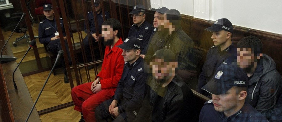 ​Kar 3, 4 i 5 lat więzienia zażądał prokurator dla czterech Czeczenów oskarżonych o wspieranie Państwa Islamskiego (ISIS). Przed Sądem Okręgowym w Białymstoku zakończył się proces w tej sprawie. Strony wygłaszają mowy końcowe.