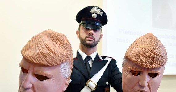 Włoska policja zatrzymała braci, którzy okradali bankomaty, w głównie w Turynie i okolicach, mając na twarzach maski z podobizną prezydenta USA Donalda Trumpa.   