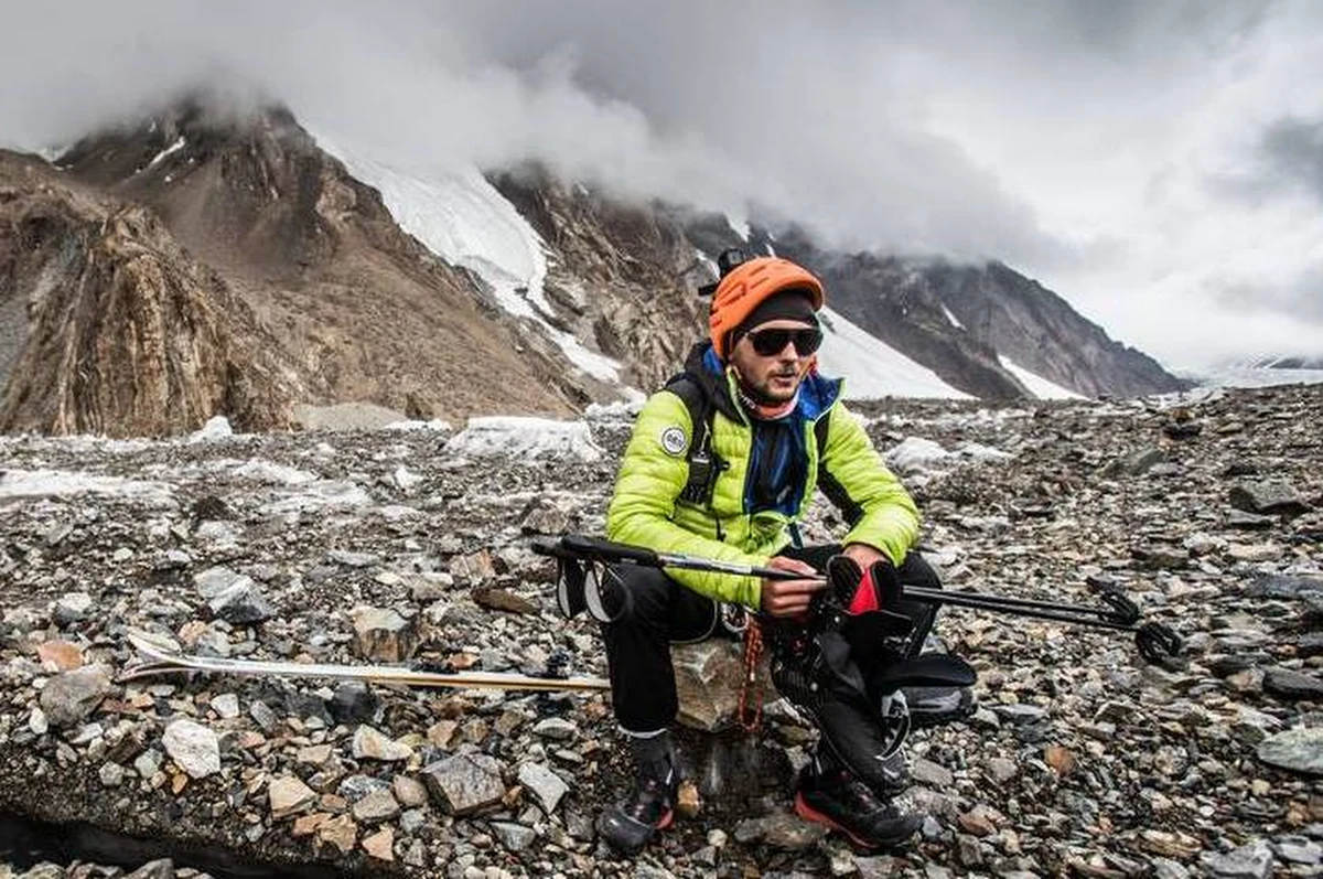Wyprawa Andrzeja Bargiela nabrała tempa. 29-letni zakopiańczyk jest gotów zmierzyć się ze swoim najbardziej ambitnym i najtrudniejszym wyzwaniem: zamierza zjechać na nartach z drugiego co do wysokości szczytu Ziemi - K2! Z powodu niesprzyjających warunków pogodowych panujących w bazie pod K2 próba ataku szczytowego - planowana pierwotnie na wtorek - została przełożona na środowy poranek.