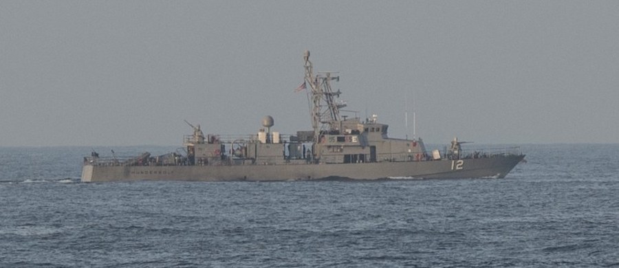 ​Okręt amerykańskiej Marynarki Wojennej w Zatoce Perskiej oddał strzały ostrzegawcze w kierunku irańskiej łodzi, która zbliżyła się do niego na odległość ok. 140 metrów.
