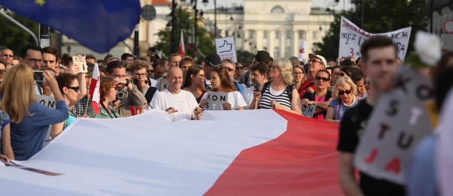 Trochę niepokoi nas fakt, że prezydent nie odciął się od nacisków ulicy - oświadczył wczoraj wicemarszałek Sejmu i szef klubu parlamentarnego PiS. Ryszard Terlecki dodał: Nie chcemy, aby ulica miała wpływ na przebieg procesu legislacyjnego w Polsce. To jedno z bardziej zdumiewających oświadczeń ostatnich dni.