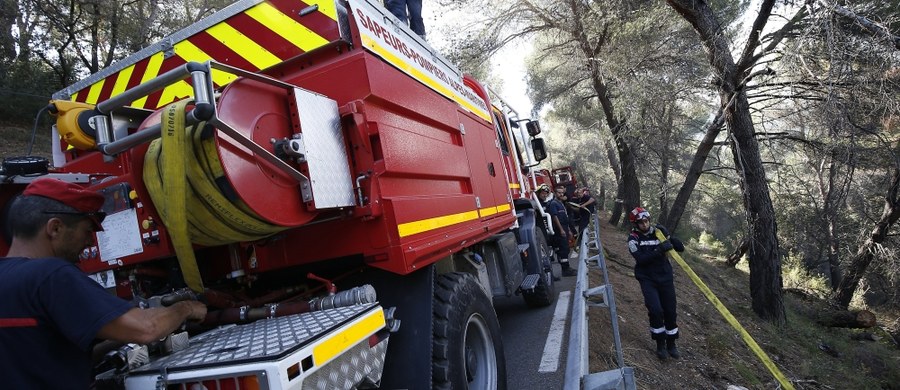 Około 10 tysięcy osób ewakuowano w nocy z powodu nowych pożarów, które wybuchły około północy w pobliżu miejscowości Bormes-les-Mimosas na południowym wschodzie Francji. Jak powiedzieli AFP strażacy z departamentu Var, obszar, gdzie szaleje ogień, "jest zamieszkany, a w lecie liczba ludności podwaja się tam, a nawet potraja".