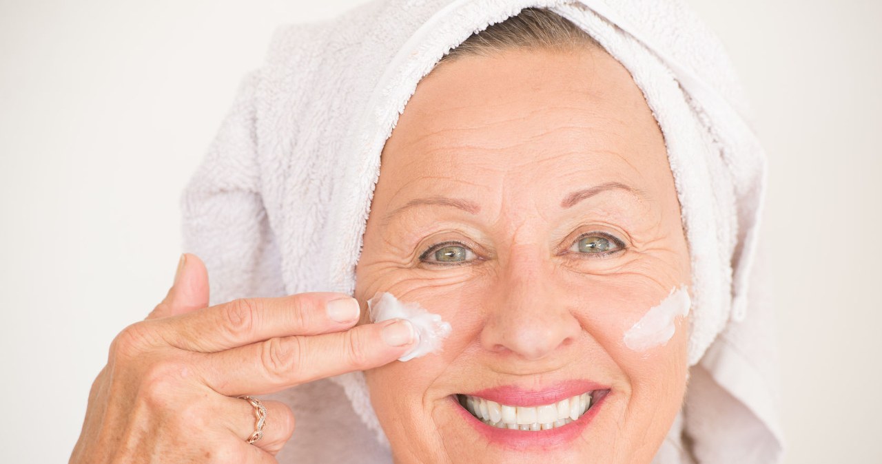 Maseczka dla 50-latki za grosze. Pięknie wygładza i napina skórę