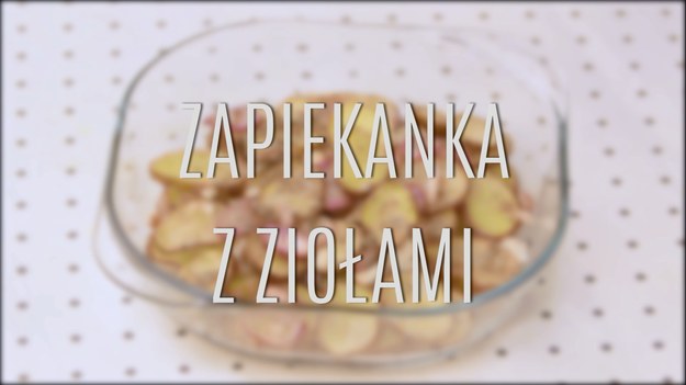 Wszyscy uwielbiają zapiekanki! To doskonały sposób na przyrządzenie szybkich, sycących dań - można je przygotować z ziemniaków, chleba, makaronu czy innych składników. Właśnie taka jest nasza ziołowa zapiekanka z ziemniaków, którą zrobicie w kilka chwil! Pokrojone w plastry ziemniaki ze sporym dodatkiem mieszanki aromatycznych ziół, a wszystko zapieczone z odrobiną cebuli i czosnku - to doskonały pomysł na sycące, tanie danie dla wszystkich!