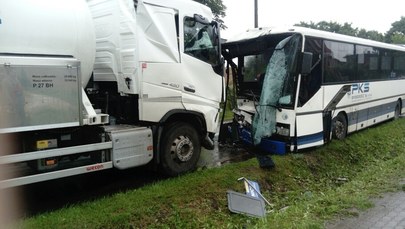 Groźny wypadek w Trzemiętowie. Autobus zderzył się czołowo  z ciężarówką