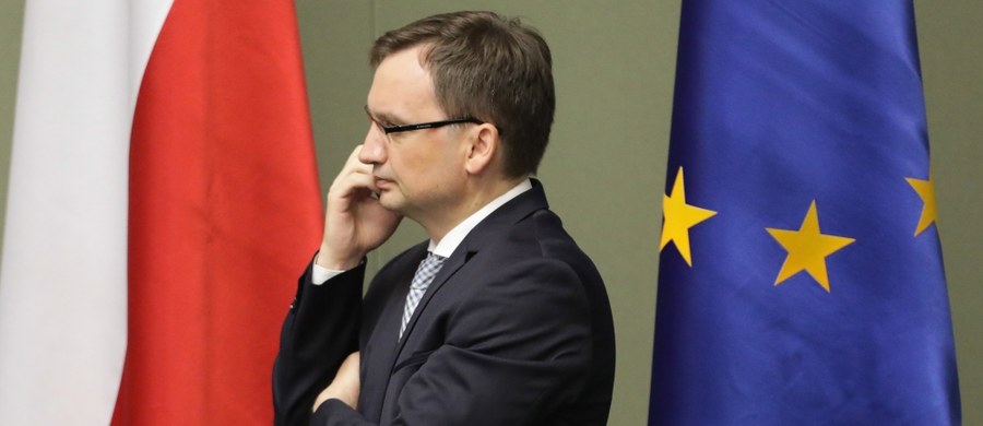 "Chciałbym poprosić pana Timmermansa, żeby przestał z taką butą i arogancją wypowiadać się o Polsce i do Polski, i do Polaków" - powiedział minister sprawiedliwości Zbigniew Ziobro, odnosząc się do oświadczenia Komisji Europejskiej w związku z reformą sądownictwa. Wcześniej rzecznik rządu Rafał Bochenek stwierdził, że polski rząd "nie godzi się na żadne szantaże ze strony urzędników UE, zwłaszcza nieoparte na faktach". Wątpliwości KE wobec nowego prawa o ustroju sądów powszechnych nie są uzasadnione - ocenił także wiceszef MSZ ds. europejskich Konrad Szymański. 