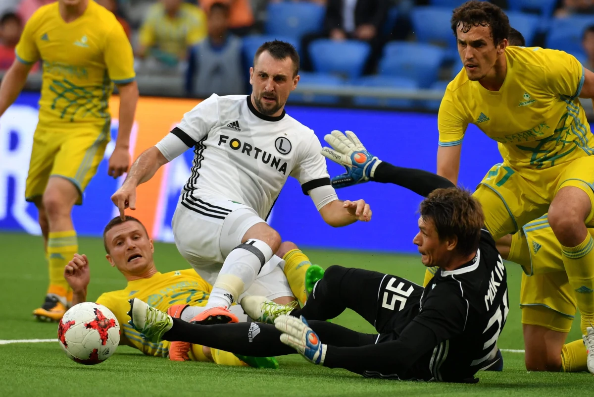 ​Mistrz Polski Legia Warszawa od wyjazdowego spotkania z FK Astana rozpoczęła walkę w 3. rundzie kwalifikacji Ligi Mistrzów. Drużyna z Warszawy przegrała spotkanie 1:3 po strzałach Juniora Kabanangi, Iwana Majewskiego i Patricka Twumasiego. Bramkę dla Legii zdobył Armando Sadiku. "To był najniższy wymiar kary. Fani stołecznej drużyny mieli nadzieję, że w 2. połowie podopieczni Jacka Magiery ruszą do ataku, ale to gospodarze mieli więcej okazji na strzelenie gola. Legia będzie musiała strzelić dwa gole, by pozostać w grze o europejskie puchary" - komentuje dziennikarz sportowy RMF  FM Jan Kałucki. Rewanż w Warszawie zaplanowano na 2 sierpnia. 