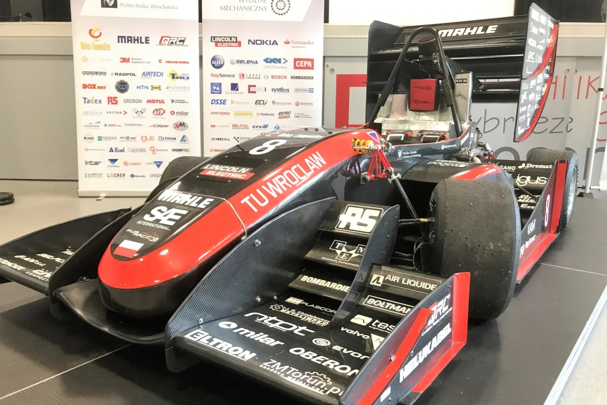 ​To obecnie najlepsza formuła zbudowana przez studentów w Europie. Pojazd skonstruowany przez żaków Politechniki Wrocławskiej triumfował w zawodach Formuły Student we Włoszech. To pierwszy zespół, który odniósł taki sukces. Bolid RT08 przyspiesza do "setki" w niespełna 3,5 sekundy.