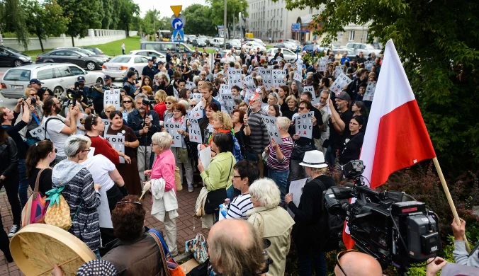 "Łańcuch światła" przed Sądem Najwyższym i demonstracje pod siedzibami PiS