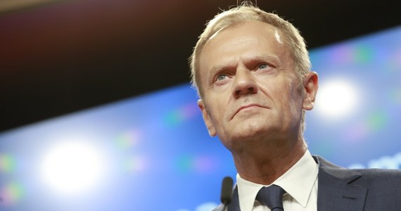 Donald Tusk został wezwany przez prokuraturę na przesłuchanie - podał późnym wieczorem portal tvn24.pl, a informację tę potwierdził pełnomocnik Tuska mec. Roman Giertych. Poinformował także, że "sprawa dotyczy Smoleńska". Zapowiedział, że szef Rady Europejskiej najprawdopodobniej stawi się w Prokuraturze Krajowej 3 sierpnia. 