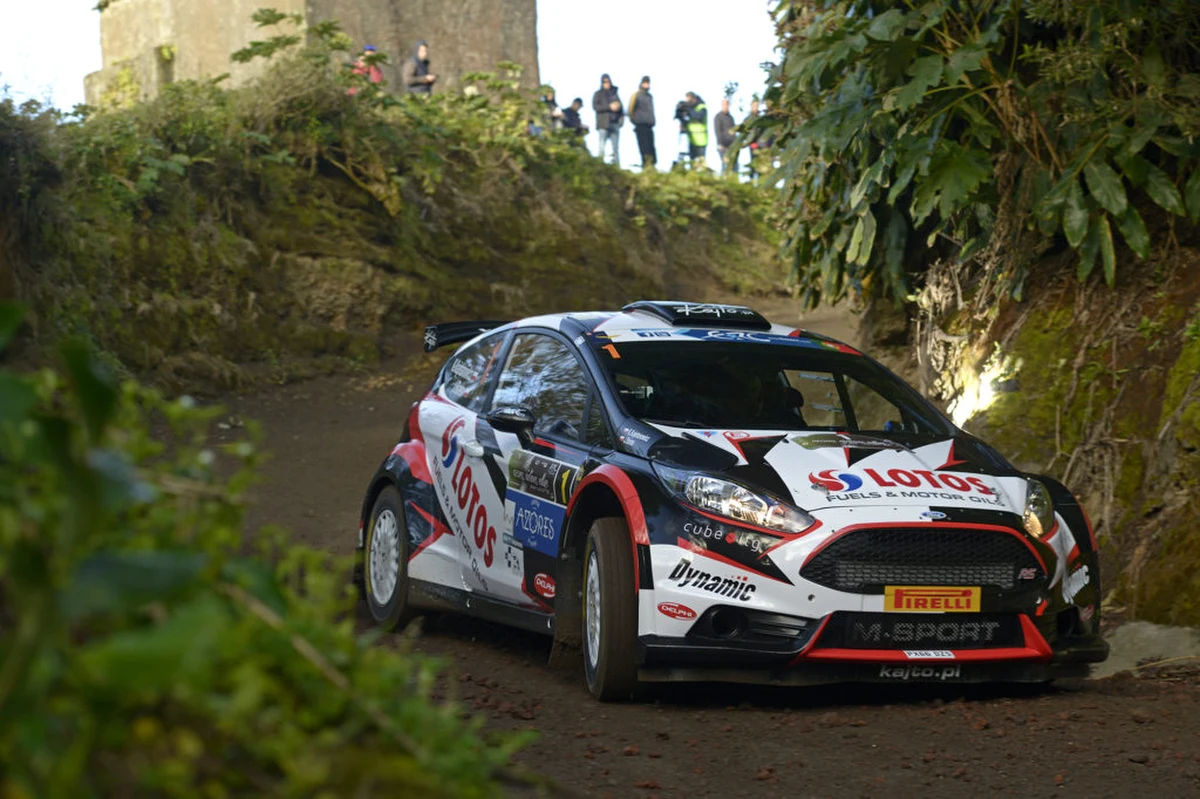 Druga część tegorocznego sezonu Rajdowych Mistrzostw Europy zbliża się wielkimi krokami. Piątą rundę trwającej batalii stanowią wyjątkowo ważne zawody, rozgrywane w Polsce. Dwudziesta szósta edycja asfaltowego Rajdu Rzeszowskiego odbędzie się w dniach 3-5 sierpnia, a o czwarte zwycięstwo w klasyfikacji generalnej imprezy powalczą Kajetan Kajetanowicz i Jarek Baran. Załoga LOTOS Rally Team z niewielką różnicą do liderów zajmuje drugie miejsce w tabeli FIA ERC i rywalizuje w tym roku o przełomowy triumf – pierwszy w historii tytuł wywalczony trzykrotnie z rzędu. 