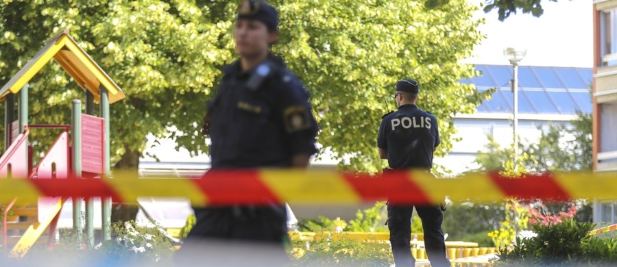 Mężczyzna, podejrzewany o zamordowanie w Göteborgu w Szwecji swojej żony Polki oraz trójki dzieci, został wypuszczony z aresztu. Sekcja zwłok wykazała, że kobieta zginęła w pożarze, a rany cięte zadała sobie sama. Wcześniej prawdopodobnie śmiertelnie raniła swoje dzieci w wieku od 2 do 8 lat. Najnowsza hipoteza szwedzkich śledczych to tak zwane samobójstwo rozszerzone. Wiadomo, że rodzina borykała się z poważnym problemami finansowanymi. Była zadłużona, a w dniu tragedii miała zostać eksmitowana. 