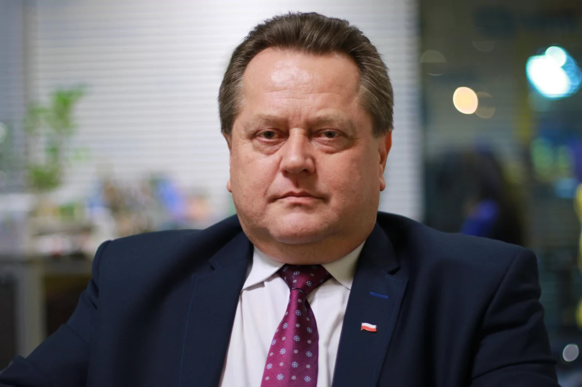 Wiceminister spraw wewnętrznych i administracji Jarosław Zieliński miał wypadek. Doszło do niego w nocy w miejscowości Krzywa k. Suchowoli na drodze krajowej nr 8 w kierunku Augustowa. Zieliński trafił do szpitala, gdzie stwierdzono u niego stłuczenie klatki piersiowej.