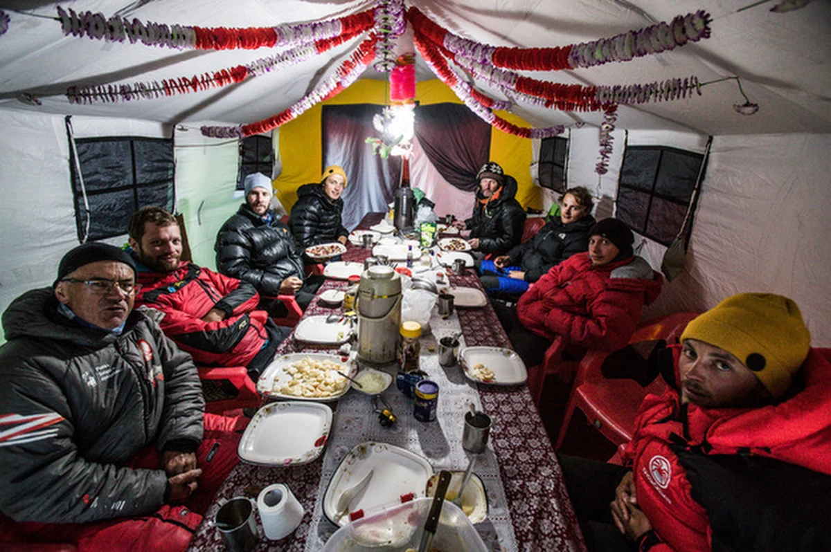Nasz himalaista i narciarz wysokogórski Andrzej Bargiel wciąż czeka na poprawę pogody pod K2, by próbować jako pierwszy na świecie zjechać z tego szczytu na nartach. Dzisiaj miał atakować szczyt, bo prognozy przewidywały krótkie okno pogodowe, ale było ono zbyt krótkie, by myśleć o bezpiecznym zjeździe. Bargiel na razie zrezygnował z tych planów. 
