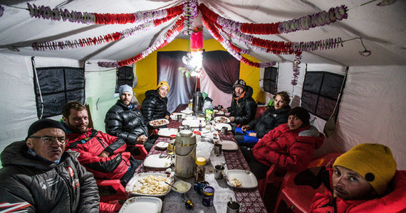 Nasz himalaista i narciarz wysokogórski Andrzej Bargiel wciąż czeka na poprawę pogody pod K2, by próbować jako pierwszy na świecie zjechać z tego szczytu na nartach. Dzisiaj miał atakować szczyt, bo prognozy przewidywały krótkie okno pogodowe, ale było ono zbyt krótkie, by myśleć o bezpiecznym zjeździe. Bargiel na razie zrezygnował z tych planów. 
