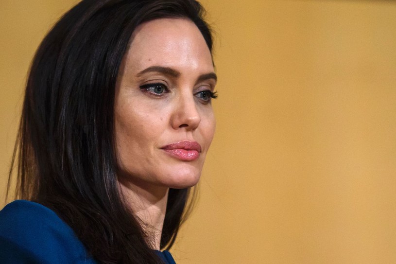 Niecały rok po rozwodzie z Bradem Pittem Angelina Jolie po raz pierwszy odpowiedziała o trudnym, osobistym doświadczeniu. W rozmowie z magazynem "Vanity Fair" gwiazda przyznała się również do neurologicznej przypadłości, zwanej porażeniem Bella.