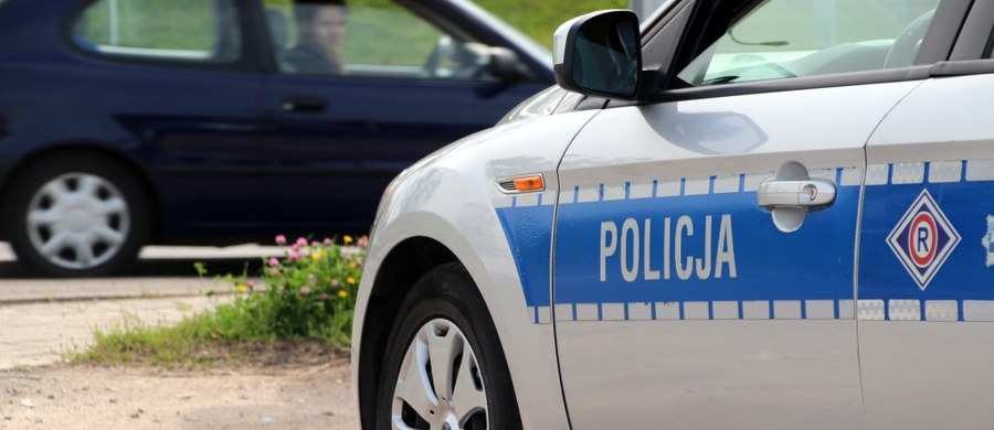 Ucieczka z sądu w Strzelcach Opolskich na Opolszczyźnie. Uciekinier to 17-latek. W czasie pościgu ucierpiało dwóch policjantów.