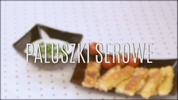 Paluszki serowe to doskonały pomysł na szybką w przygotowaniu, sycącą przekąskę, która świetnie sprawdzi się i na co dzień, i na specjalne okazje! Zwykły ser w delikatnej, chrupkiej panierce, podsmażony na odrobinie tłuszczu - w ten sposób powstaje ciepła przekąska, która pod chrupkim zewnętrzem skrywa ciągnący się, wyborny ser w niezwykłym wydaniu. Zobaczcie nasz przepis na paluszki serowe!