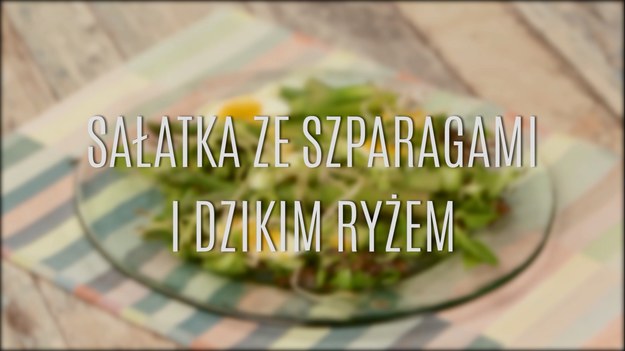 Szparagi to znakomite warzywa, które świetnie sprawdzają się nie tylko podawane solo, mogą być też doskonałym urozmaiceniem naszego sałatkowego menu! Choć sezon na nie trwa dosyć krótko, to jednak warto przyrządzać z nich pyszne, sałatkowe dania - wszystko przez mnóstwo witamin i składników odżywczych, które zawarte są w szparagach. Tym razem mamy dla was przepis na przepyszną sałatkę ze szparagami i dzikim ryżem - to doskonały pomysł na sycącą, zdrową sałatkę dla wszystkich!