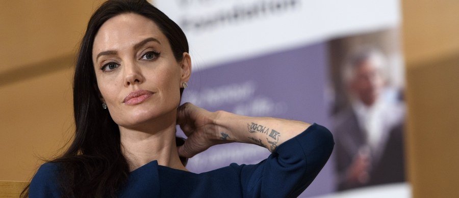 We wrześniu zeszłego roku aktorka Angelina Jolie rozstała się z mężem Bradem Pittem. Teraz po raz pierwszy szczerze opowiada o bólu rozstania oraz swoich problemach zdrowotnych w wywiadzie dla „Vanity Fair”. Artykuł pod tytułem "Angelina Jolie solo" ukaże się we wrześniowym numerze. 